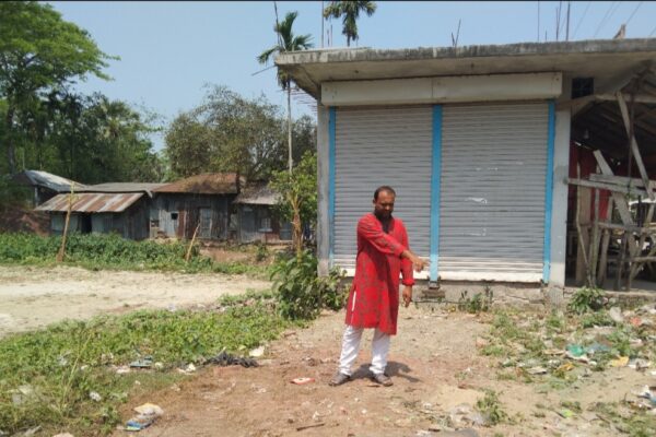 লালমোহনে গুদাম ঘরসহ মালামাল লুটের অভিযোগ
