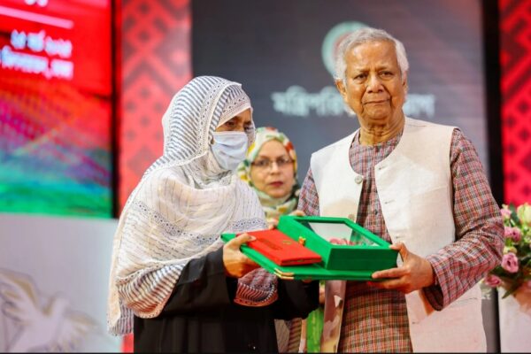 ৭ বিশিষ্ট ব্যক্তির হাতে স্বাধীনতা পুরস্কার তুলে দিলেন প্রধান উপদেষ্টা