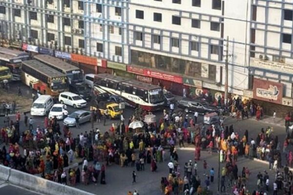 শ্রমিক নিহতের ঘটনায় বনানীতে সড়ক অবরোধ