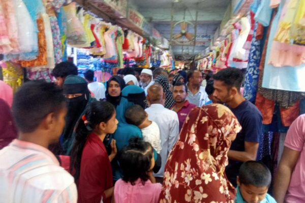 ঝালকাঠিতে জমে উঠেছে ঈদ কেনাকাটা