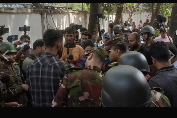 ঢাকা মেডিক্যালে যৌথ বাহিনীর অভিযানে অর্ধশতাধিক দালাল আটক