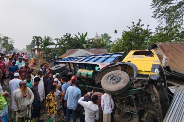 টাঙ্গাইলে ট্রাক ঢুকে পড়লো বসতবাড়িতে, ঘুমন্ত নারীর মৃত্যু