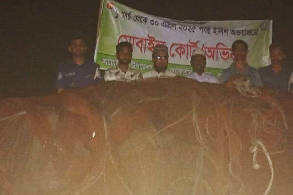 লালমোহনে বিপুল পরিমাণের অবৈধ জাল উদ্ধার