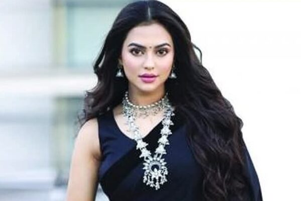 বিমানবন্দরে অভিনেত্রী নুসরাত ফারিয়া আটক