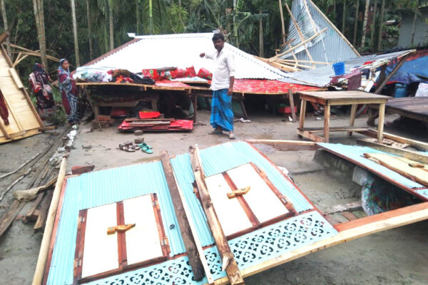 সাগরে নিম্নচাপের প্রভাবে লালমোহনে ঘরবাড়ি বিধ্বস্ত