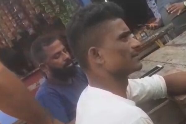 লঞ্চঘাটে সাংবাদিকের মোবাইল ছিনিয়ে নিল টোল উত্তোলনকারীরা