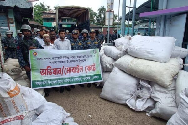 লালমোহনে বিপুল পরিমাণ অবৈধ জাল জব্দ