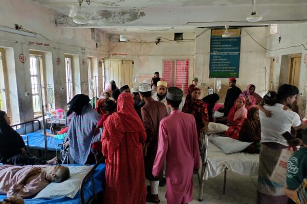 লালমোহনে আমড়ার ভর্তা খেয়ে জ্ঞান হারিয়ে হসপিটালে ৬ ছাত্রী