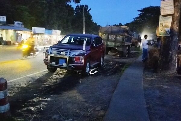 ইউএনও’র সরকারি গাড়িতে স্বামীর অফিসযাত্রা