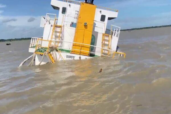 ভোলায় মেঘনায় জাহাজ ডুবির ৪ দিনেও উদ্ধার হয়নি